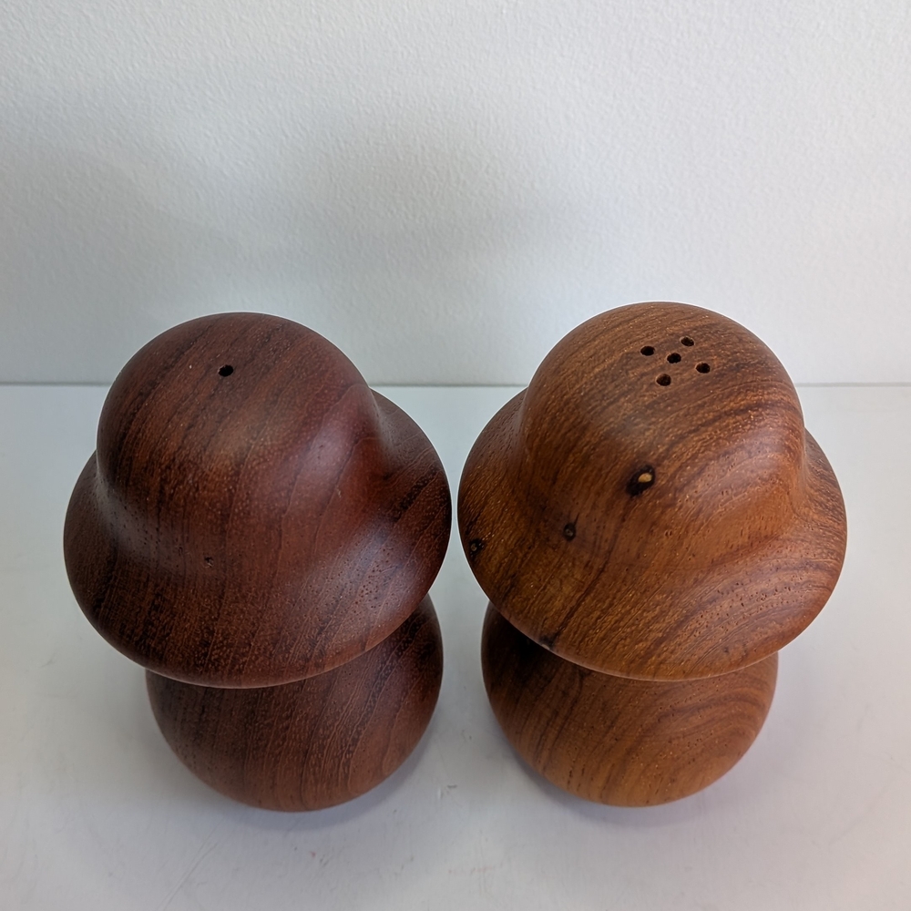 Merry Mushroom Wooden salt and pepper shakers Set Arnels MCM kitchen decor - Picture 4 of 7